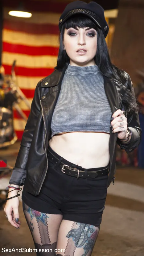 Lily Lane に '見通し' from 'Kink' (写真 27) Kink '見通し' 主演 Lily Lane (写真 27)