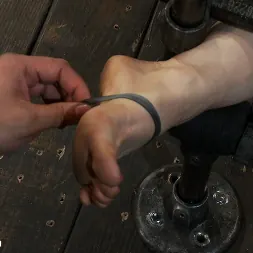 Lindsey Grant en 'Kink' Yogi caliente atado con metal en una división, medita sobre el placer y el dolor. (Miniatura 10)