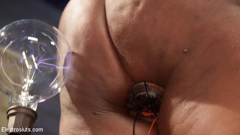 Kink 'vs. Cherry Torn: Anal Slut Loves First Time Electro Sex!' protagonizando Lisa Tiffian (foto 15)