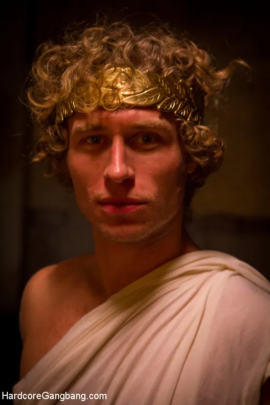 Lisa Tiffian en '¡Diosa ninfómana puta tomada y follada en grupo por el Consejo Griego!' from 'Kink' (foto 1) Kink '¡Diosa ninfómana puta tomada y follada en grupo por el Consejo Griego!' protagonizando Lisa Tiffian (foto 1)