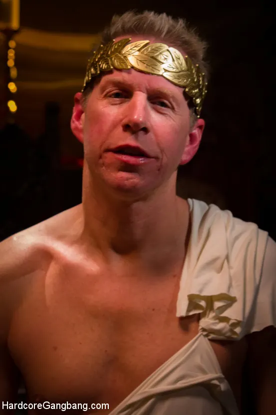 Lisa Tiffian en '¡Diosa ninfómana puta tomada y follada en grupo por el Consejo Griego!' from 'Kink' (foto 2) Kink '¡Diosa ninfómana puta tomada y follada en grupo por el Consejo Griego!' protagonizando Lisa Tiffian (foto 2)