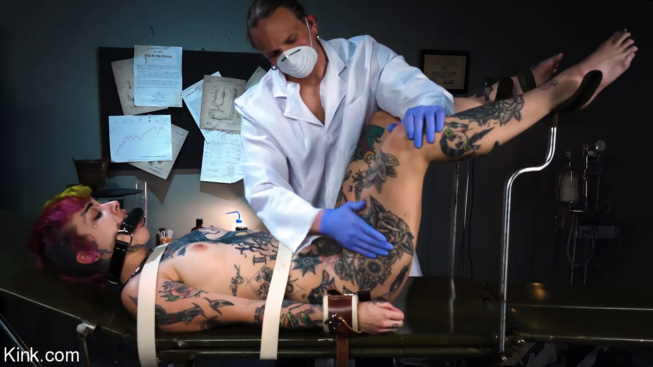 Little Spittle en 'Órdenes del médico: el Dr. Peter Hooke pincha y examina a Little Spittle' from 'Kink' (foto 13) Kink 'Órdenes del médico: el Dr. Peter Hooke pincha y examina a Little Spittle' protagonizando Little Spittle (foto 13)