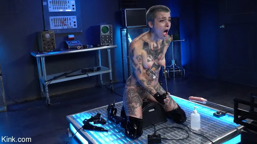 Kink '小さな唾:彼らは私たちを助けるためにここにいない' 主演 Little Spittle (写真 11)