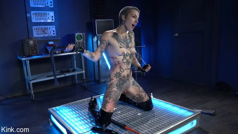 Kink '小さな唾:彼らは私たちを助けるためにここにいない' 主演 Little Spittle (写真 17)