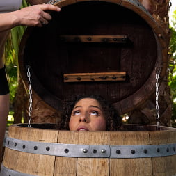 Liv Revamped en 'Kink' La niña buena de papá (Miniatura 12)