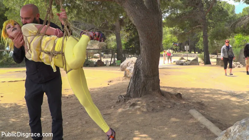 Kink '¡Hermosa zorra española es deshonrada como un cerdo! - Parte 1' protagonizando Liz Rainbow (foto 1)