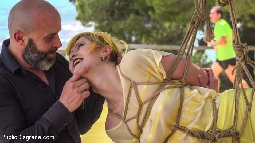 Kink '¡Hermosa zorra española es deshonrada como un cerdo! - Parte 1' protagonizando Liz Rainbow (foto 3)