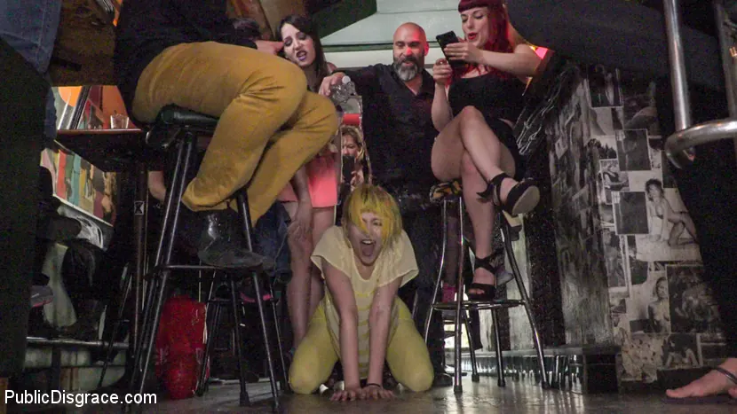 Kink '¡Un bar español se convierte en una fiesta de sexo sucio! - Parte 2' protagonizando Liz Rainbow (foto 2)