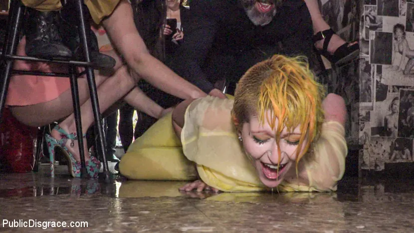 Kink '¡Un bar español se convierte en una fiesta de sexo sucio! - Parte 2' protagonizando Liz Rainbow (foto 4)