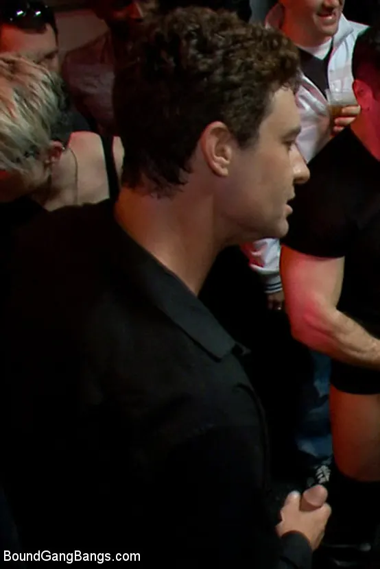 Kink 'Una joven de 19 años con grandes tetas naturales es follada por cinco hombres mayores' protagonizando Lizzy London (foto 10)