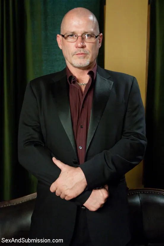 Lizzy London に 'メイドは苦しむ:彼女の雇用主によって罰せられ、犯さ!' from 'Kink' (写真 16) Kink 'メイドは苦しむ:彼女の雇用主によって罰せられ、犯さ!' 主演 Lizzy London (写真 16)