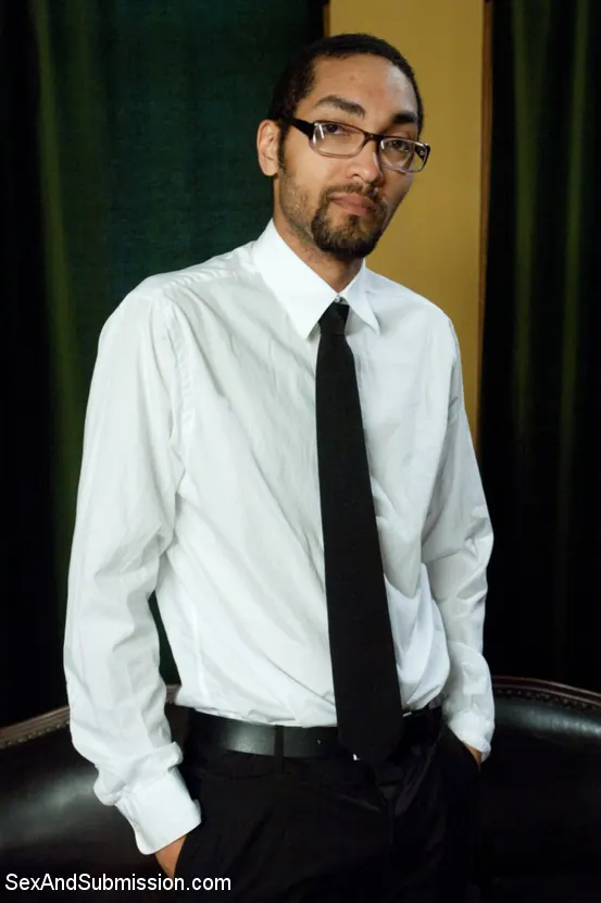 Lizzy London に 'メイドは苦しむ:彼女の雇用主によって罰せられ、犯さ!' from 'Kink' (写真 17) Kink 'メイドは苦しむ:彼女の雇用主によって罰せられ、犯さ!' 主演 Lizzy London (写真 17)