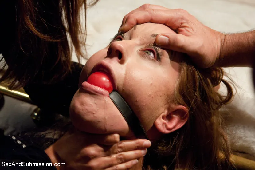 Lizzy London に 'メイドは苦しむ:彼女の雇用主によって罰せられ、犯さ!' from 'Kink' (写真 19) Kink 'メイドは苦しむ:彼女の雇用主によって罰せられ、犯さ!' 主演 Lizzy London (写真 19)