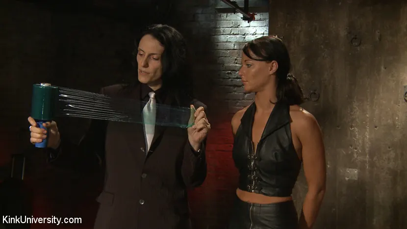 Kink 'Suspensión de envoltura de plástico' protagonizando London River (foto 1)