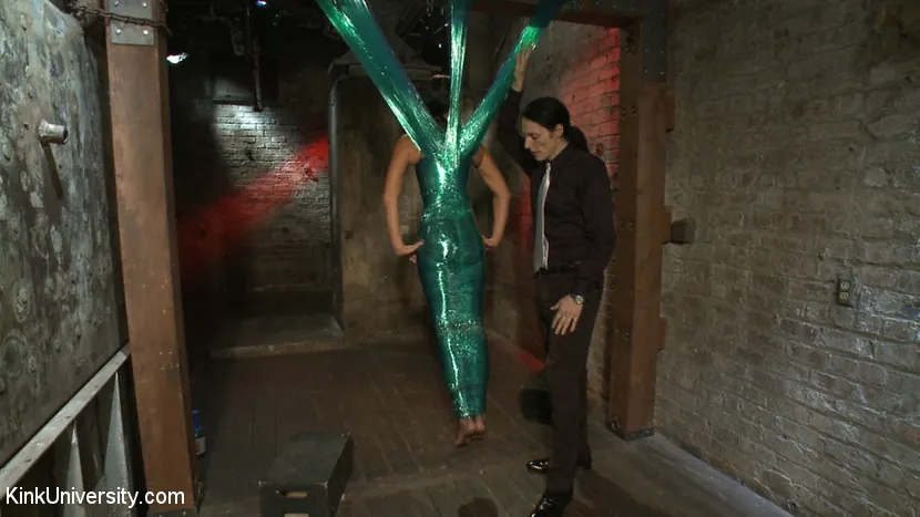 Kink 'Suspensión de envoltura de plástico' protagonizando London River (foto 10)