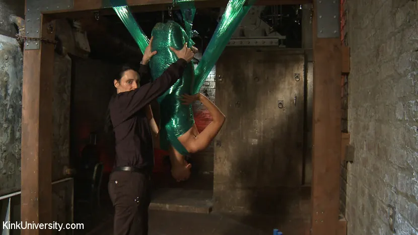 Kink 'Suspensión de envoltura de plástico' protagonizando London River (foto 11)