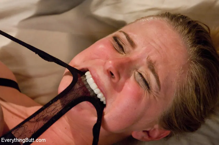 Kink 'Sobrecarga anal: Penny Pax fisting y enema' protagonizando Lorelei Lee (foto 3)