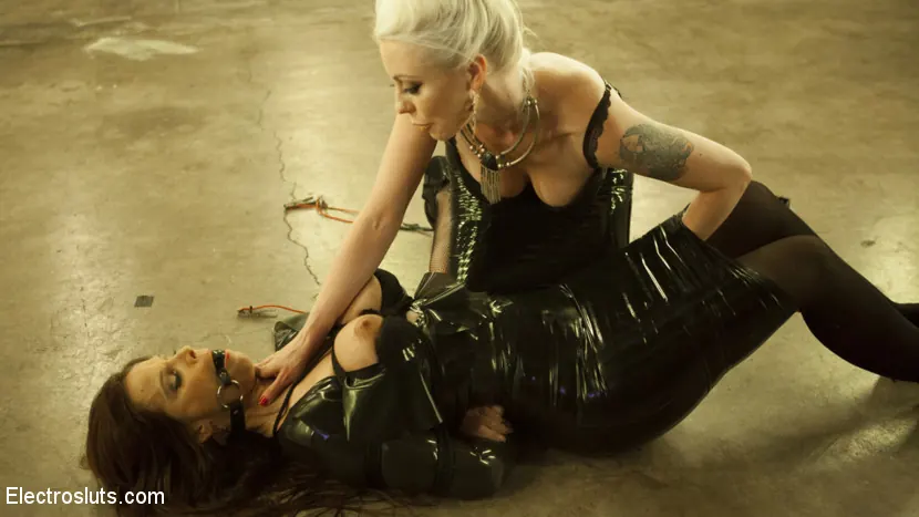 Kink 'La puta desesperada Syren de Mer ruega que la follen con electricidad y le metan el puño' protagonizando Lorelei Lee (foto 6)