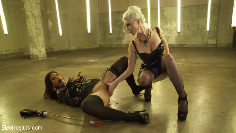 Kink 'La puta desesperada Syren de Mer ruega que la follen con electricidad y le metan el puño' protagonizando Lorelei Lee (foto 8)