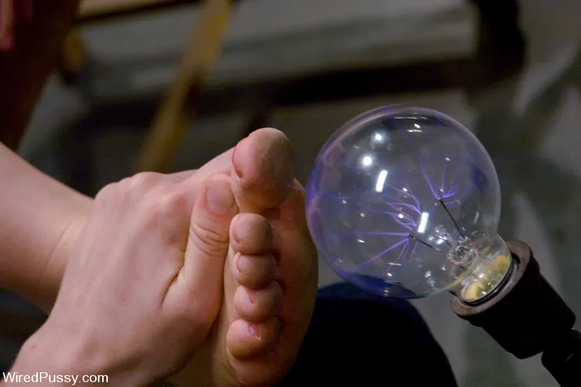 Kink 'Electrical Demo Part 1: The Violet Wand' starring Lorelei Lee (Photo 27)