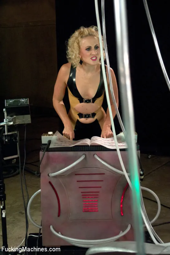 Kink 'THE LONG AWAITED ORGASMATRON SHOOT - BARBARELLA PARODY FEATURE' starring Lorelei Lee (Photo 14)