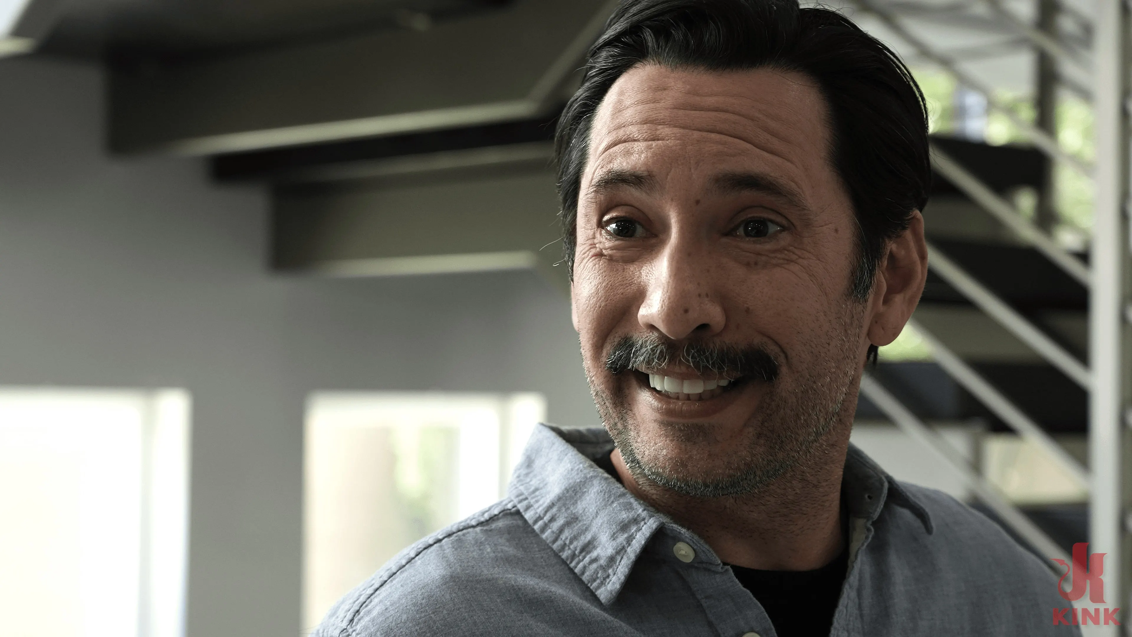 Lumi Ray に '顧客は常に正しいです:ルミレイとトミーピストル' from 'Kink' (写真 2) Kink '顧客は常に正しいです:ルミレイとトミーピストル' 主演 Lumi Ray (写真 2)