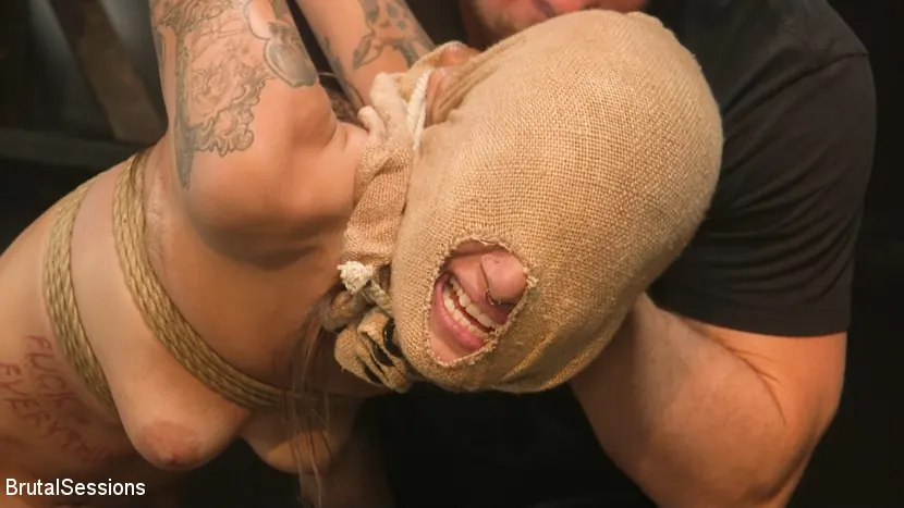 Kink 'アナルピッグ：ルナラブ乱用で乱暴なセックスと残忍なロープボンデージ' 主演 Luna Lovely (写真 5)