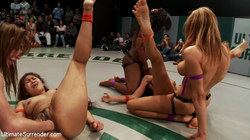 Kink 'クレイジー5ガール乱交！生命の聴衆の前で、敗者が拳を握ってぶつかるのを見てください！' 主演 Lyla Storm (写真 1)