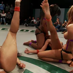 Lyla Storm に 'Kink' クレイジー5ガール乱交！生命の聴衆の前で、敗者が拳を握ってぶつかるのを見てください！ (サムネイル 1)