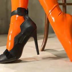 Lyla Storm en 'Kink' Humillación de pies, pisoteo y látex (Miniatura 1)