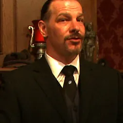 Lyla Storm en 'Kink' Fiesta en casa: libertinaje (Miniatura 1)