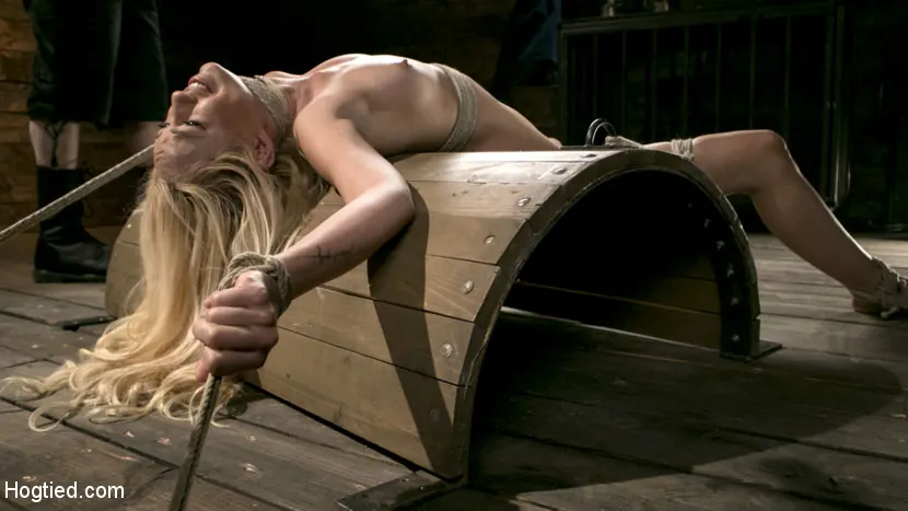 Kink 'セクシーなブロンドのMistresはロープのボンデージと苦しみに提出' 主演 Lyra Law (写真 8)