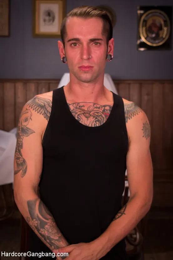 Maci May に 'URGE:暗闇の中で女性はコックから安全です!' from 'Kink' (写真 1) Kink 'URGE:暗闇の中で女性はコックから安全です!' 主演 Maci May (写真 1)