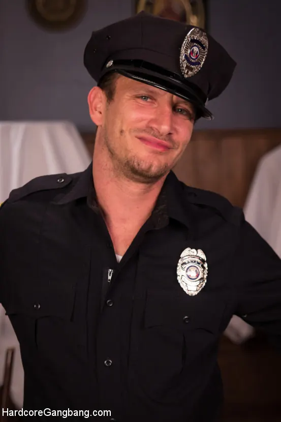 Maci May に 'URGE:暗闇の中で女性はコックから安全です!' from 'Kink' (写真 3) Kink 'URGE:暗闇の中で女性はコックから安全です!' 主演 Maci May (写真 3)