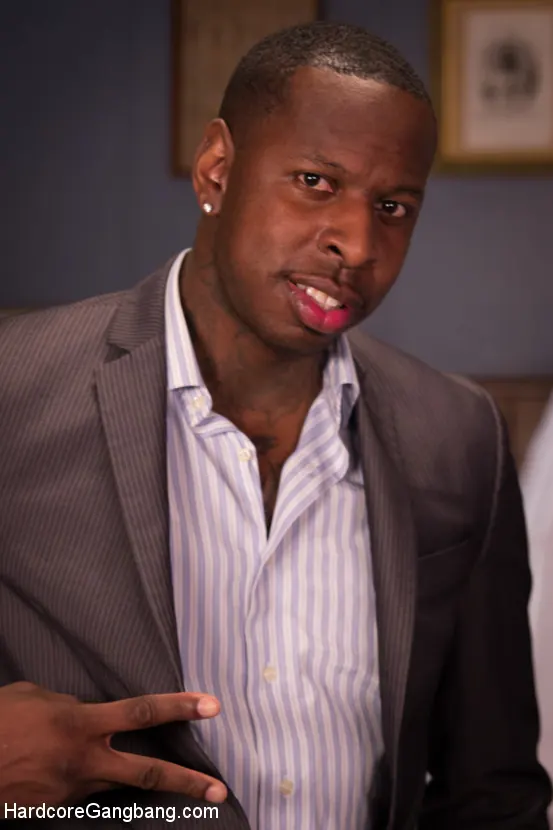 Kink 'URGE：暗闇の中で女性はコックから安全です！' 主演 Maci May (写真 5)