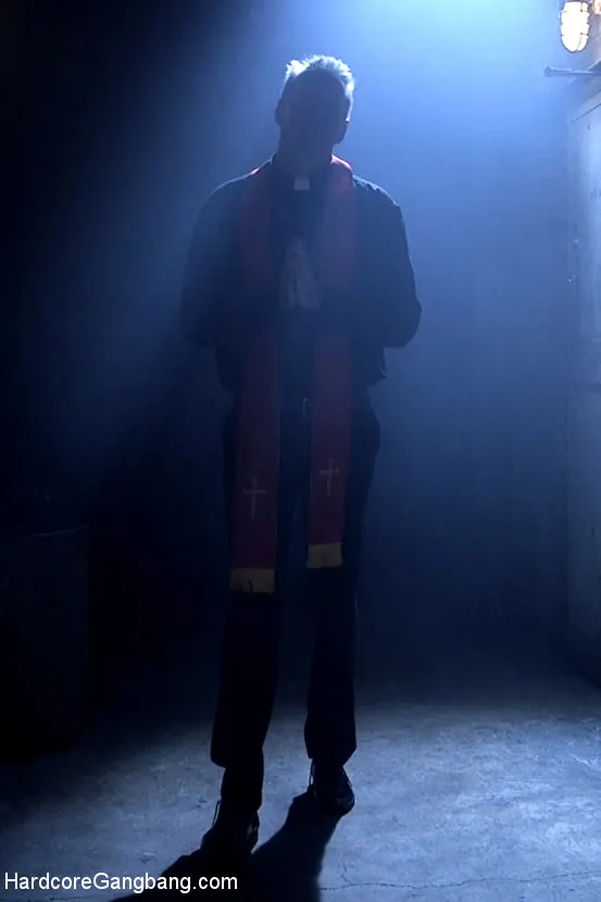 Maci May に 'URGE:暗闇の中で女性はコックから安全です!' from 'Kink' (写真 6) Kink 'URGE:暗闇の中で女性はコックから安全です!' 主演 Maci May (写真 6)