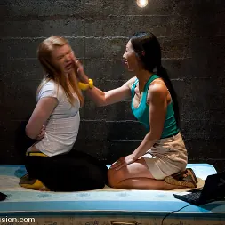 Madison Young に 'Kink' ライブショット：マディソン・ヤングとティア・リン (サムネイル 1)