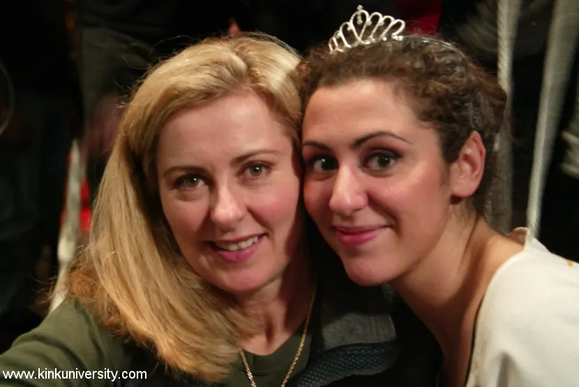 Kink 'Los dos chicos nudosos comparten algunos conceptos básicos de bondage con cuerdas' protagonizando Madison Young (foto 2)