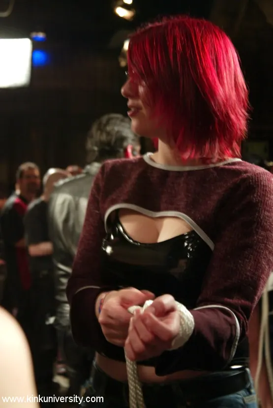 Madison Young に '2つの結び目の男の子は、いくつかのロープボンデージの基本を共有する' from 'Kink' (写真 9) Kink '2つの結び目の男の子は、いくつかのロープボンデージの基本を共有する' 主演 Madison Young (写真 9)