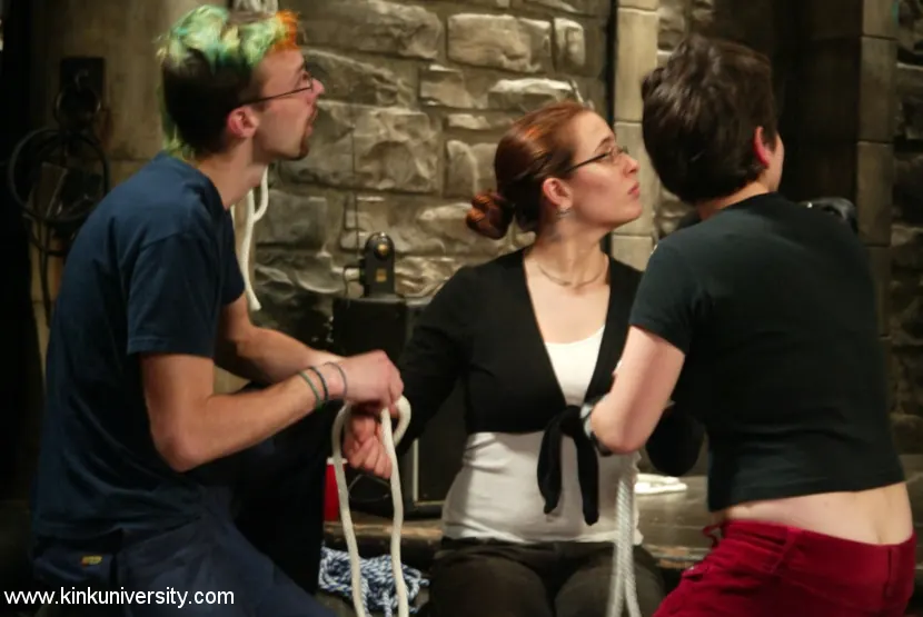 Madison Young en 'Los dos chicos nudosos comparten algunos conceptos básicos de bondage con cuerdas' from 'Kink' (foto 13) Kink 'Los dos chicos nudosos comparten algunos conceptos básicos de bondage con cuerdas' protagonizando Madison Young (foto 13)