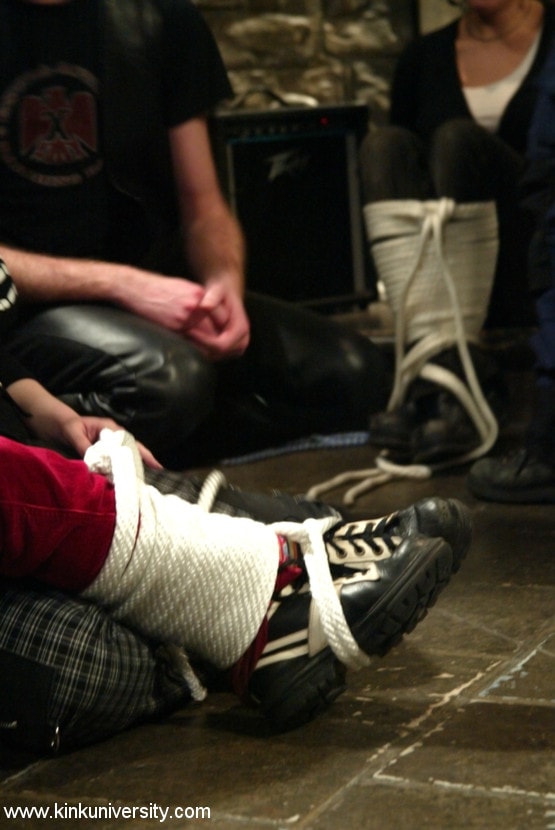Kink '2つの結び目の男の子は、いくつかのロープボンデージの基本を共有する' 主演 Madison Young (写真 16)