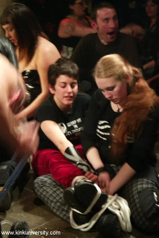 Madison Young に '2つの結び目の男の子は、いくつかのロープボンデージの基本を共有する' from 'Kink' (写真 19) Kink '2つの結び目の男の子は、いくつかのロープボンデージの基本を共有する' 主演 Madison Young (写真 19)