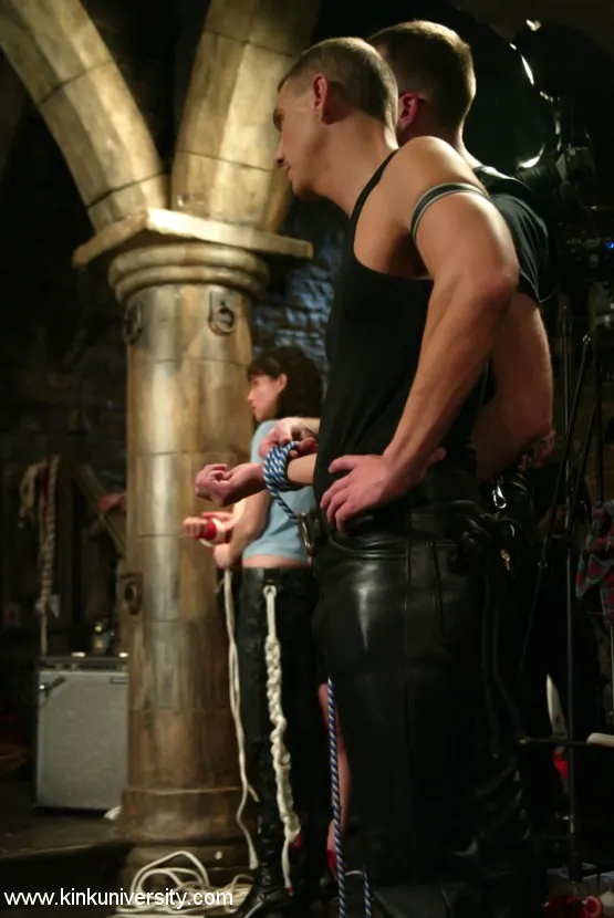 Madison Young en 'Los dos chicos nudosos comparten algunos conceptos básicos de bondage con cuerdas' from 'Kink' (foto 20) Kink 'Los dos chicos nudosos comparten algunos conceptos básicos de bondage con cuerdas' protagonizando Madison Young (foto 20)