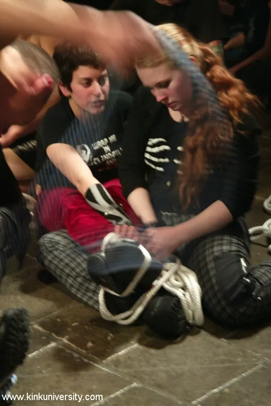 Kink 'Los dos chicos nudosos comparten algunos conceptos básicos de bondage con cuerdas' protagonizando Madison Young (foto 21)