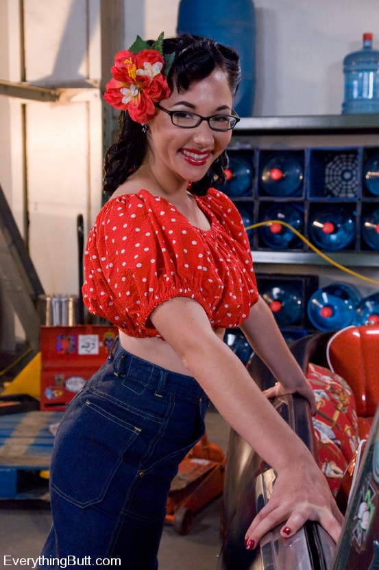 Kink 'Retro Chick gets her mechanic to butt fuck her' starring Maggie Mayhem (Photo 2)