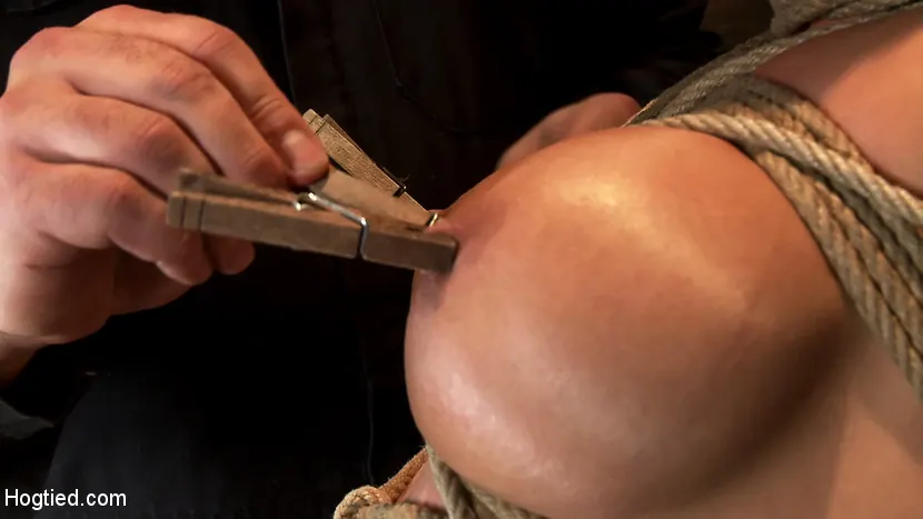 Mahina Zaltana en 'Una hawaiana sexy y caliente está atada a un poste y levantada hasta las puntas de los pies con una brutal cuerda en la entrepierna. ¡La obligan a correrse!' from 'Kink' (foto 12) Kink 'Una hawaiana sexy y caliente está atada a un poste y levantada hasta las puntas de los pies con una brutal cuerda en la entrepierna. ¡La obligan a correrse!' protagonizando Mahina Zaltana (foto 12)