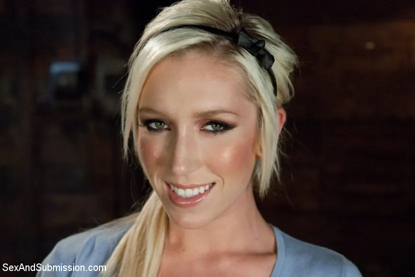 Kink '熱いリトル・ブロンドが倒れる！ラフで変態のセックス' 主演 Maia Davis (写真 1)