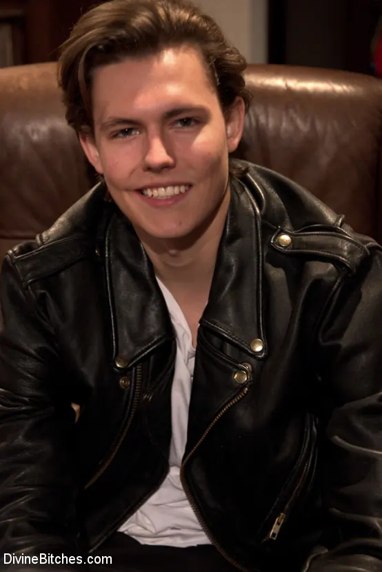 Kink '¡Gigolo masculino de 19 años ordeñado por primera vez por Maitresse Madeline!' protagonizando Maitresse Madeline (foto 8)