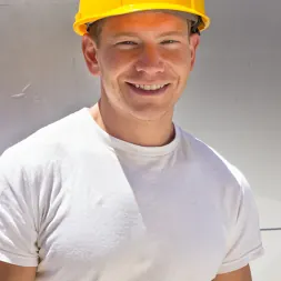 Maitresse Madeline en 'Kink' Obrero de la construcción follado por el culo y humillado en la parte trasera de una furgoneta. (Miniatura 11)