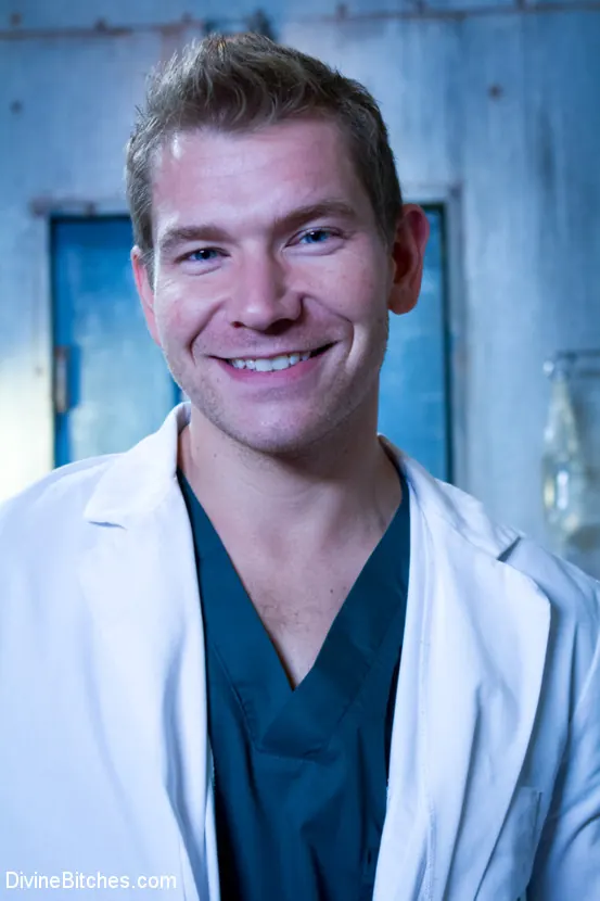 Kink 'Ordeñando al Enterrador: ¡¡¡Un especial de Halloween de Divine Bitches!!!' protagonizando Maitresse Madeline (foto 1)